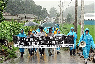 이날 추모행렬단은 지난 6월 13일 효순이와 미선이가 걸었던 길을 되밟았다. 